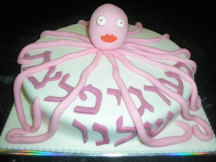עוגת יום הולדת תמנון מפוסלת מבצק סוכר